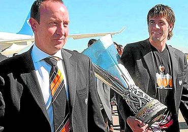 Rafa Benítez estuvo al borde de la destitución en el Valencia y acabó haciendo historia. Rafa Benítez estuvo al borde de la destitución en el Valencia y acabó haciendo historia.