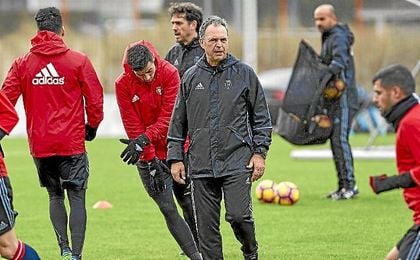 Joaquín Caparrós, durante un entrenamiento de Osasuna. Joaquín Caparrós, durante un entrenamiento de Osasuna.