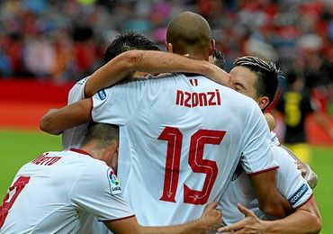 N´Zonzi, felicitado tras hacerle gol al Atlético. N´Zonzi, felicitado tras hacerle gol al Atlético.