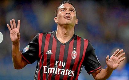 Carlos Bacca no parece encontrarse a gusto en Milan por los problemas con Montella. Carlos Bacca no parece encontrarse a gusto en Milan por los problemas con Montella.
