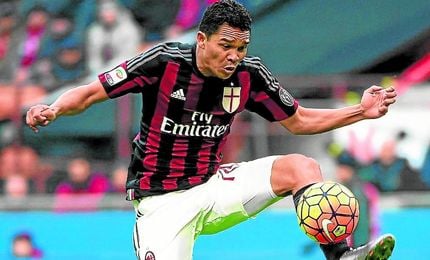 Carlos Bacca controla el balón durante un partido con la camiseta del Milan. Carlos Bacca controla el balón durante un partido con la camiseta del Milan.