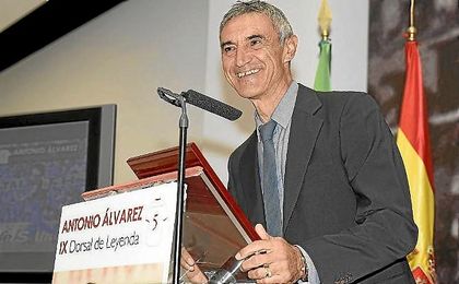 Antonio Álvarez, dirigiéndos a los presentes del acto. Antonio Álvarez, dirigiéndos a los presentes del acto.