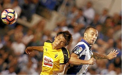 En la imagen, Guilherme dos Santos pelea un balón con Inui. En la imagen, Guilherme dos Santos pelea un balón con Inui.