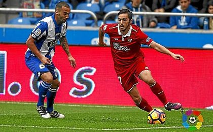 Sarabia conduce el balón durante del partido. Sarabia conduce el balón durante del partido.