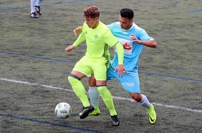 El bético Juanma, presionado por un rival. El bético Juanma, presionado por un rival.