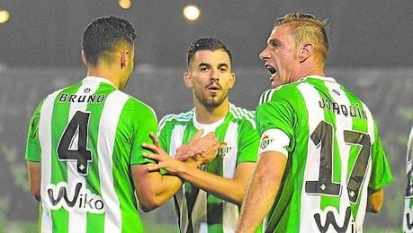 Dani Ceballos parece reclamar la atención de Bruno y Joaquín durante el encuentro ante Las Palmas. Dani Ceballos parece reclamar la atención de Bruno y Joaquín durante el encuentro ante Las Palmas.