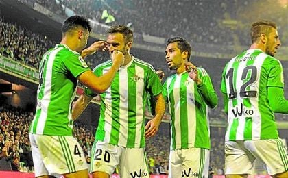 Pezzella y Petros acuden a felicitar por su gol a Bruno, con el carrilero diestro Piccini cerca. Pezzella y Petros acuden a felicitar por su gol a Bruno, con el carrilero diestro Piccini cerca.