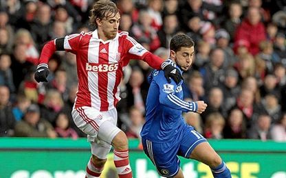 Muniesa, que pugna con Eden Hazard, ha disputado 48 partidos en la Premier. Muniesa, que pugna con Eden Hazard, ha disputado 48 partidos en la Premier.