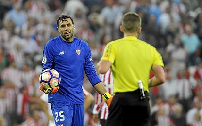 Sirigu, cuando fue expulsado en Bilbao. Sirigu, cuando fue expulsado en Bilbao.