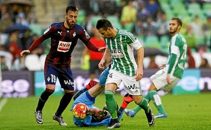 Luna, durante la visita del Eibar al Villamarín la temporada pasada. Luna, durante la visita del Eibar al Villamarín la temporada pasada.