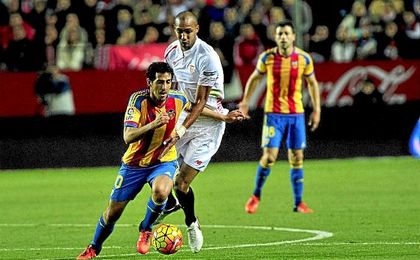 N´Zonzi y Parejo disputan un balón sobre el césped del Pizjuán. N´Zonzi y Parejo disputan un balón sobre el césped del Pizjuán.