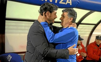 Víctor y Mendilibar se saludan en el Eibar-Deportivo de la 15/16. Víctor y Mendilibar se saludan en el Eibar-Deportivo de la 15/16.