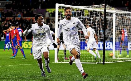 Fernando Llorente anotó un doblete en el descuento para dar la victoria al Swansea. Fernando Llorente anotó un doblete en el descuento para dar la victoria al Swansea.