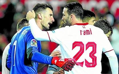 El plantel felicitó a Rico por su última gran intervención. El plantel felicitó a Rico por su última gran intervención.