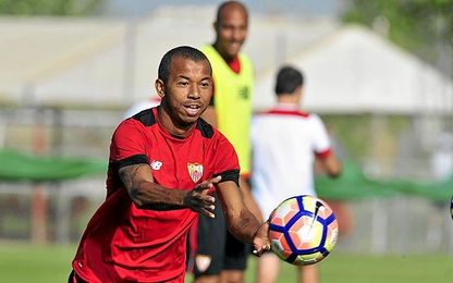 El brasileño Mariano Ferreira Filho está gozando del balón con Jorge Sampaoli. El brasileño Mariano Ferreira Filho está gozando del balón con Jorge Sampaoli.