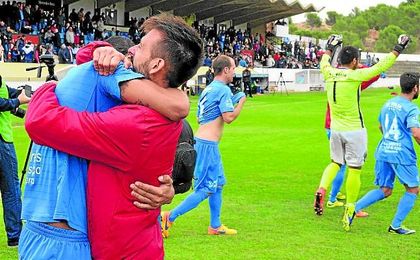 Los jugadores del Formentera celebran el pase a dieciseisavos de la Copa tras eliminar al Tudelano. Los jugadores del Formentera celebran el pase a dieciseisavos de la Copa tras eliminar al Tudelano.