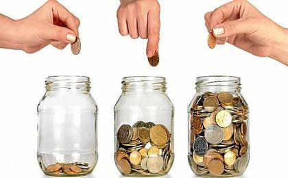 Casi la mitad de los españoles no logra ahorrar más de 200 euros al mes. Casi la mitad de los españoles no logra ahorrar más de 200 euros al mes.