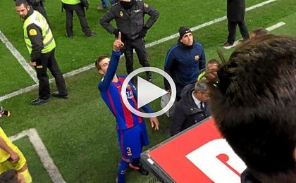 Piqué dirigiéndose al palco del Estadio de la Cerámica. Piqué dirigiéndose al palco del Estadio de la Cerámica.