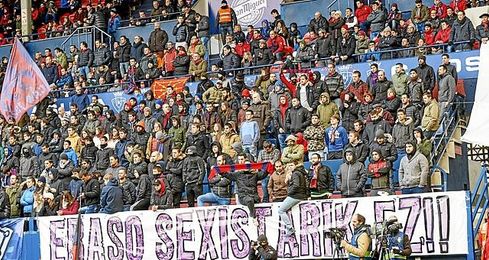 Una grada de El Sadar, durante el Osasuna-Sevilla. Una grada de El Sadar, durante el Osasuna-Sevilla.