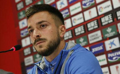 Héctor Hernández, en la rueda de prensa de su presentación como jugador del Granada. GCF. Héctor Hernández, en la rueda de prensa de su presentación como jugador del Granada. GCF.