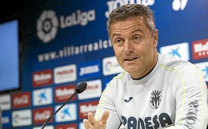 Escribá: "El Sánchez Pizjuán aprieta mucho a jugadores y árbitros" Escribá: "El Sánchez Pizjuán aprieta mucho a jugadores y árbitros"