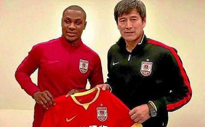 Ighalo posa con la camiseta de su nuevo equipo, el Changchun Yatai. Ighalo posa con la camiseta de su nuevo equipo, el Changchun Yatai.