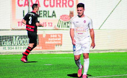 El delantero utrerano Facu, pensativo en un lance del duelo. Lince. El delantero utrerano Facu, pensativo en un lance del duelo. Lince.