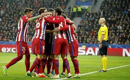 El Atlético de Madrid celebra uno de sus cuatro goles en Leverkusen El Atlético de Madrid celebra uno de sus cuatro goles en Leverkusen