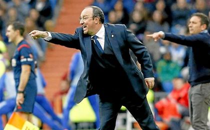 Rafa Benítez dando instrucciones desde la banda. Rafa Benítez dando instrucciones desde la banda.