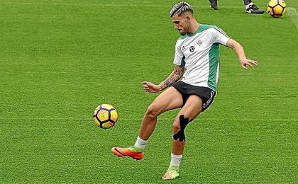 Dani Ceballos pisa el césped. Dani Ceballos pisa el césped.