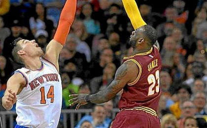 Willy Hernangómez intenta hacer un tapón a LeBron James. Willy Hernangómez intenta hacer un tapón a LeBron James.