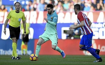 Atleti 1-2 Barcelona: El Barça resiste, golpea e insiste en la Liga Atleti 1-2 Barcelona: El Barça resiste, golpea e insiste en la Liga