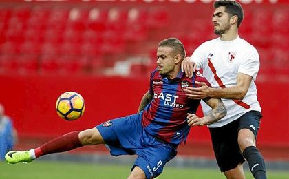 Sevilla At. 1-1 Levante: El Sevilla Atlético araña un punto en la visita del líder Sevilla At. 1-1 Levante: El Sevilla Atlético araña un punto en la visita del líder