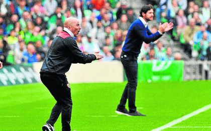 Sampaoli y Víctor animan a sus jugadores en la banda del Benito Villamarín. Sampaoli y Víctor animan a sus jugadores en la banda del Benito Villamarín.