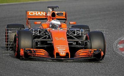 Alonso rodará esta tarde tras una fuga de aceite que interrumpió su sesión Alonso rodará esta tarde tras una fuga de aceite que interrumpió su sesión