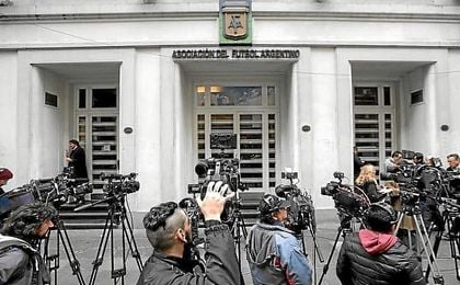 Imagen de los medios de comunicación a las puertas de la sede de la AFA. Imagen de los medios de comunicación a las puertas de la sede de la AFA.