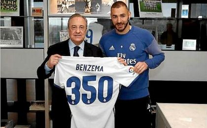 Benzema posa con la camiseta que conmemora sus 350 partidos con el conjunto blanco. Real Madrid CF. Benzema posa con la camiseta que conmemora sus 350 partidos con el conjunto blanco. Real Madrid CF.