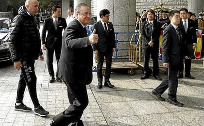 Florentino Pérez llega al hotel de concentración del Real Madrid en Yokohama. Florentino Pérez llega al hotel de concentración del Real Madrid en Yokohama.