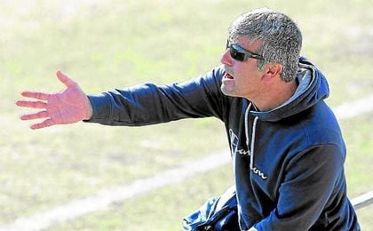 Selu, entrenador del Alcalá, se dirige de forma energética a sus hombres durante un encuentro. Selu, entrenador del Alcalá, se dirige de forma energética a sus hombres durante un encuentro.