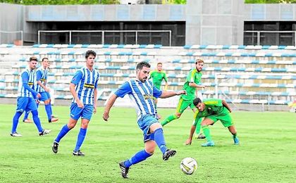 En la imagen, lance de la Estrella San Agustín-Cádiz B disputado en la primera vuelta, que acabó con victoria alcalareña por 2-1. En la imagen, lance de la Estrella San Agustín-Cádiz B disputado en la primera vuelta, que acabó con victoria alcalareña por 2-1.