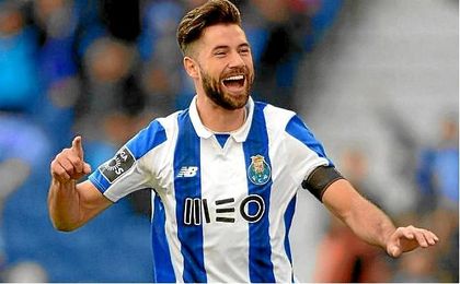 El Madrid se fija en el central del Oporto. El Madrid se fija en el central del Oporto.