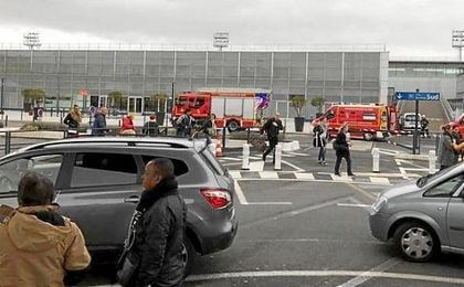 Imágenes de los servicios de emergencia en el aeropuerto París Orly. Imágenes de los servicios de emergencia en el aeropuerto París Orly.