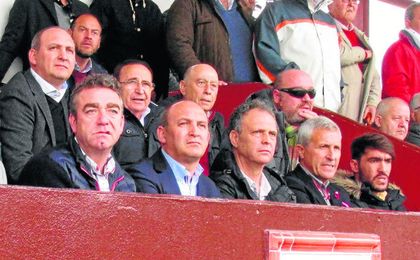 Antonio Camino (izquierda), presidente del Utrera, junto a Joaquín Caparrós y Pablo Blanco, dos ilustres y recientes visitas al San Juan Bosco. Antonio Camino (izquierda), presidente del Utrera, junto a Joaquín Caparrós y Pablo Blanco, dos ilustres y recientes visitas al San Juan Bosco.