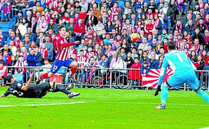 El Sevilla de Unai Emery logró amarrar un punto en su última salida al Calderón, encuentro en el que acabó con diez jugadores. El Sevilla de Unai Emery logró amarrar un punto en su última salida al Calderón, encuentro en el que acabó con diez jugadores.