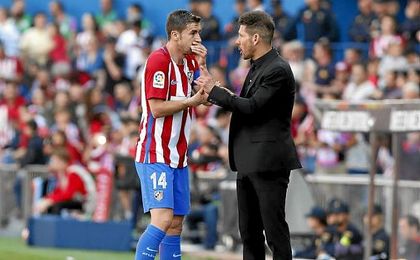 Gabi conversa con Simeone durante el partido. Gabi conversa con Simeone durante el partido.