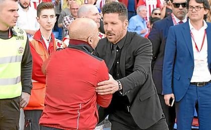 Simeone y Sampaoli se saludan antes del comienzo del partido. Simeone y Sampaoli se saludan antes del comienzo del partido.