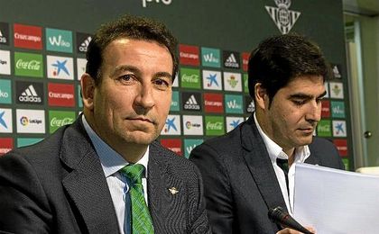 López Catalán, durante la comparecencia junto a Haro. López Catalán, durante la comparecencia junto a Haro.