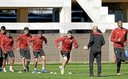 Imagen del entrenamiento sevillista en la mañana de hoy. Imagen del entrenamiento sevillista en la mañana de hoy.