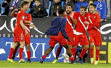 Los jugadores del Sevilla Atlético celebran el gol de Cotán en La Romareda. Los jugadores del Sevilla Atlético celebran el gol de Cotán en La Romareda.