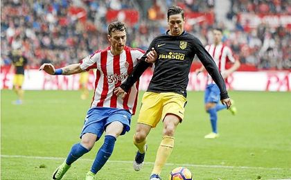 Amorebieta, en un lance del juego con Fernando Torres. Amorebieta, en un lance del juego con Fernando Torres.
